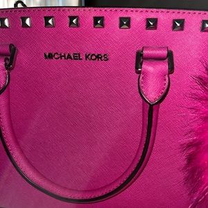 Micheal kors purse used a handful of times kind of like new.